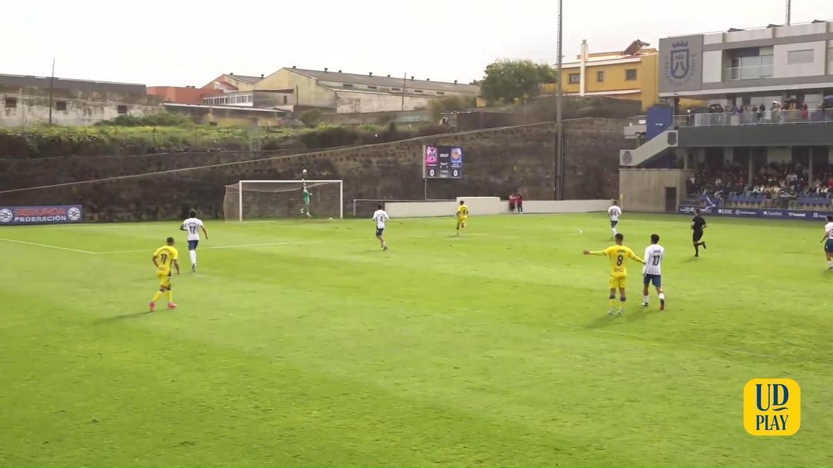 El golazo de Carlos Navarro desde el centro del campo en el derbi contra el Tenerife B