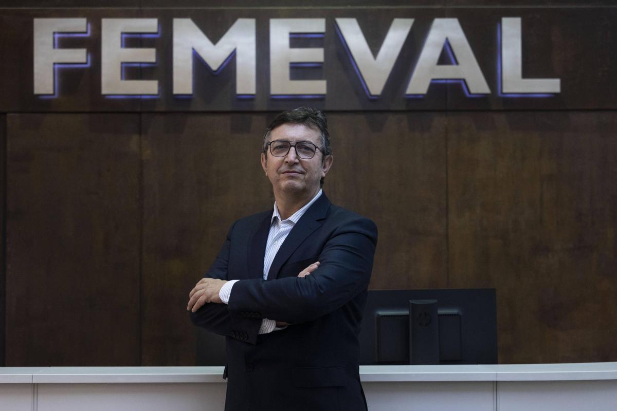 Vicente Lafuente, ante la sede de Femeval