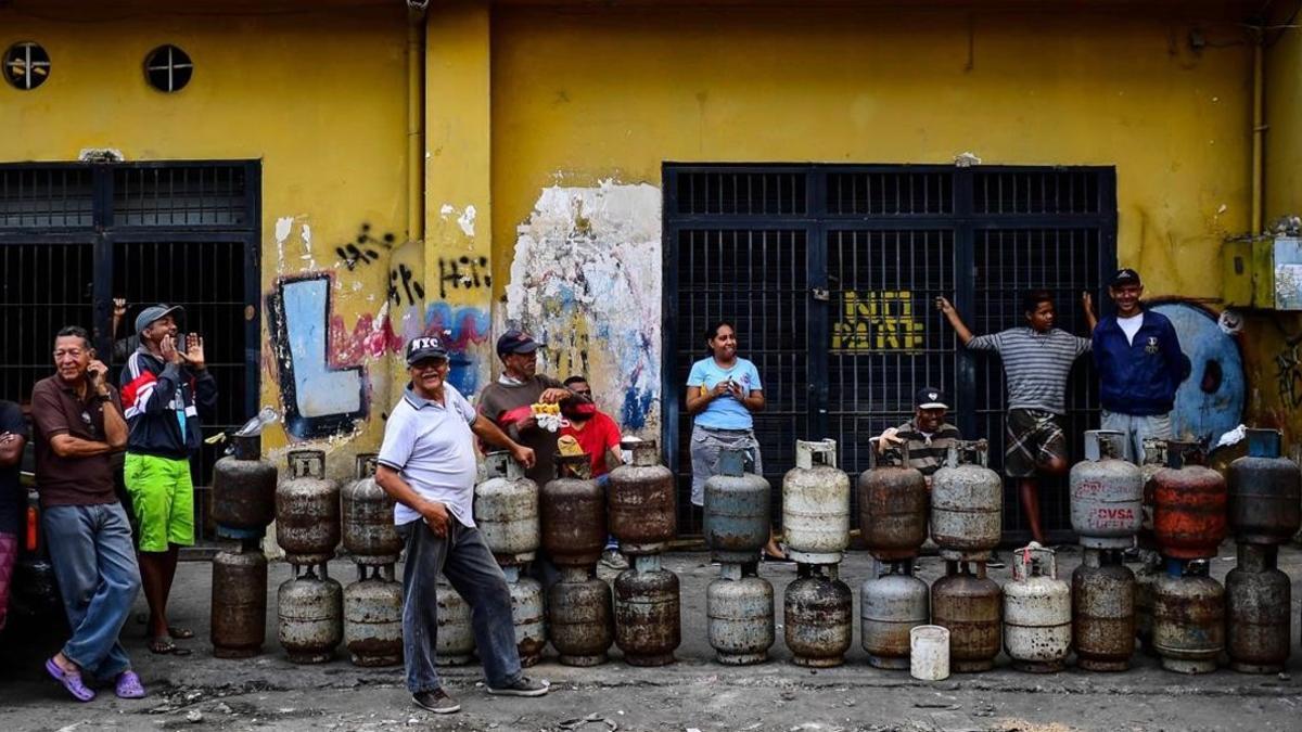 zentauroepp47348037 locals line up to replace empty propane gas drums in las min190314183830