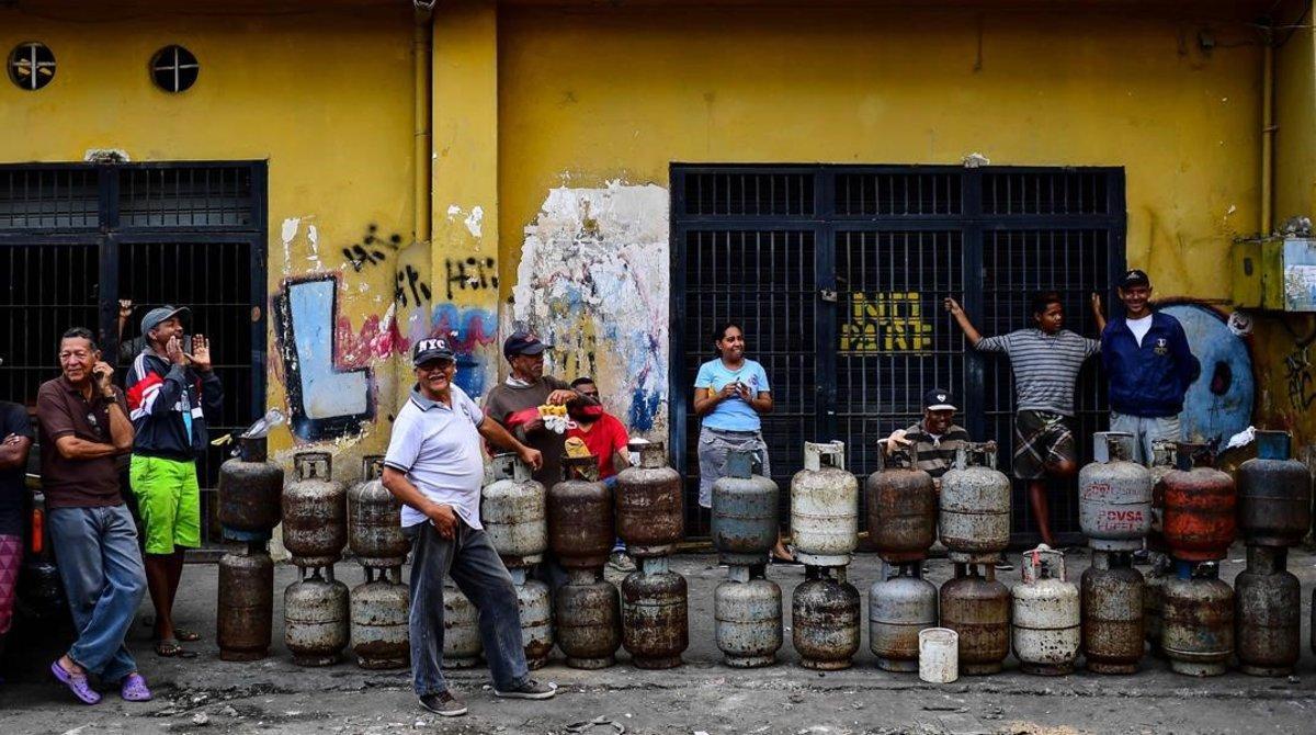 zentauroepp47348037 locals line up to replace empty propane gas drums in las min190314183830