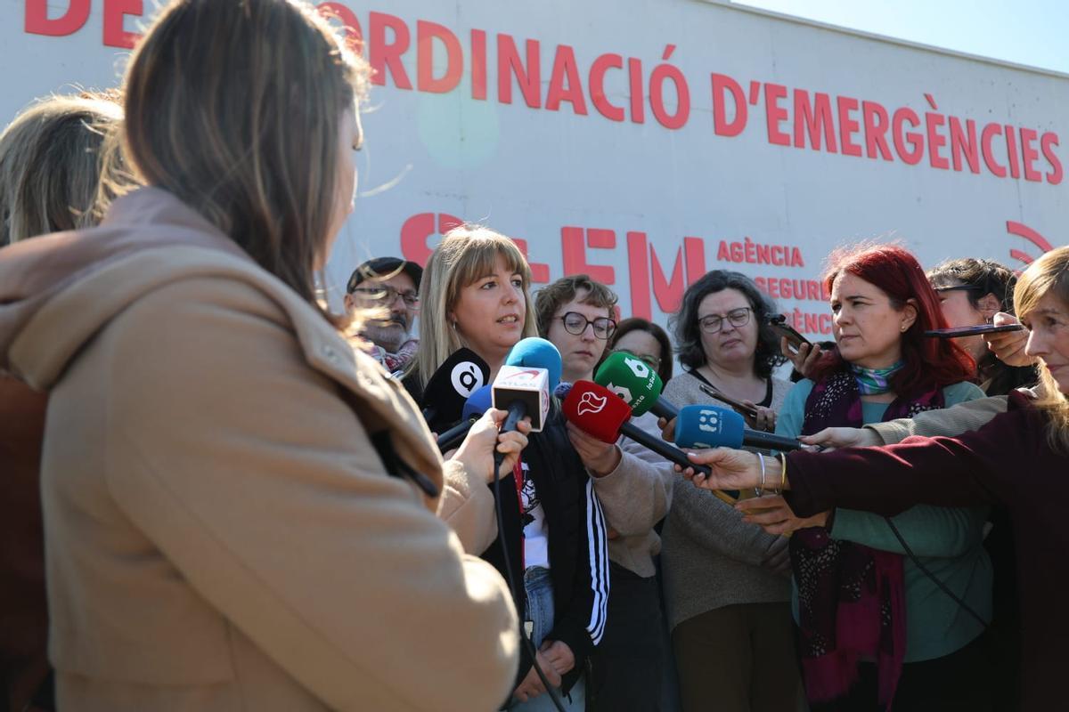 Un momento de la rueda de prensa de las víctimas del 29-O frente al Centro de Emergencias de l'Eliana.