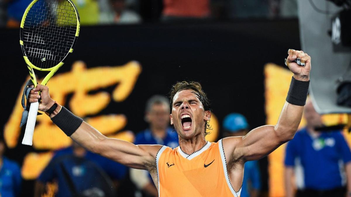 El español Rafael Nadal celebra su victoria contra el griego Stefanos Tsitsipas durante el partido de semifinal de individuales masculino del Abierto de Australia en Melbourne.