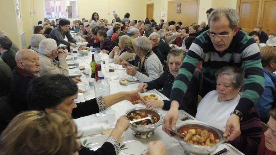 Un hombre sirve la comida a varias mujeres.