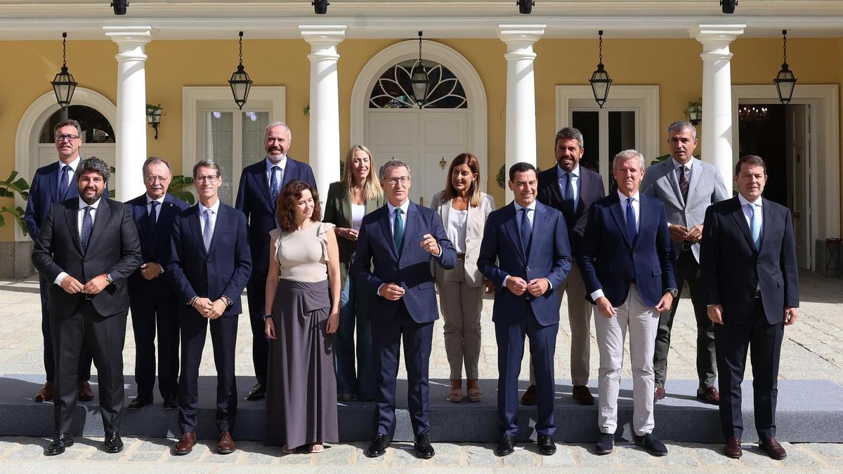 Archivo - Foto de familia, el presidente del PP, Alberto Núñez Feijóo, junto a los barones del PP, al llegar a una reunión con los presidentes autonómicos del Partido Popular, en el Palacio de los Duques de Pastrana, a 6 de septiembre de 2024, en Madrid (
