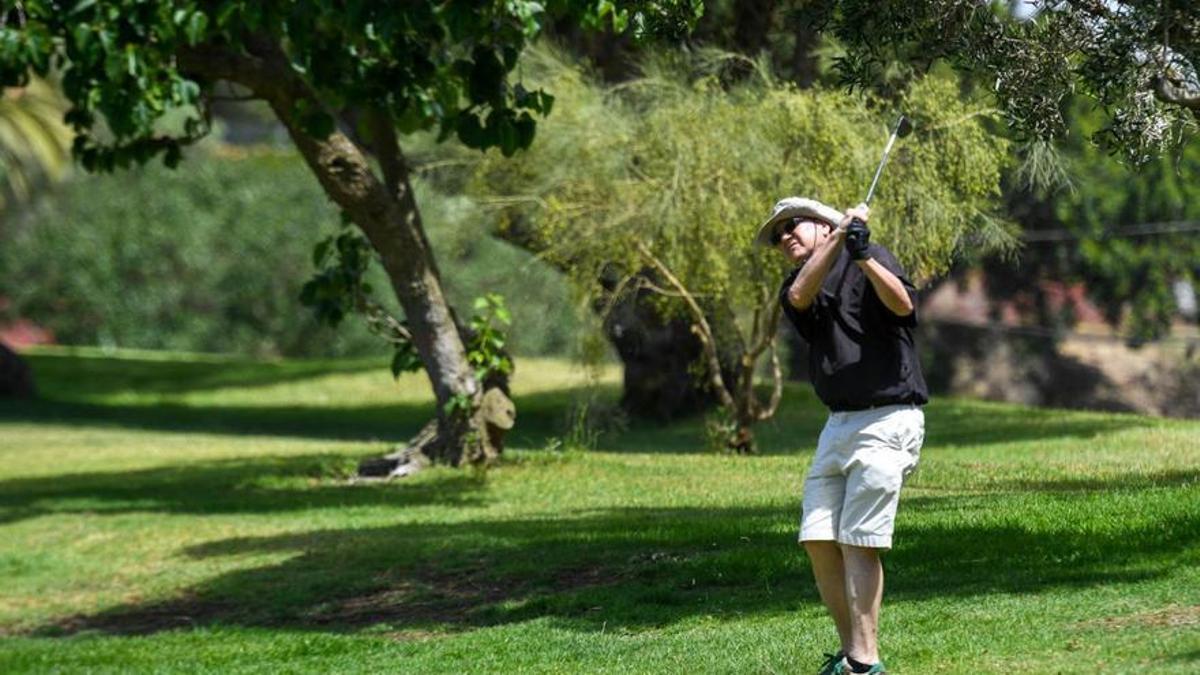 Un turista juega al golf en el Real Club de Golf De Las Palmas.
