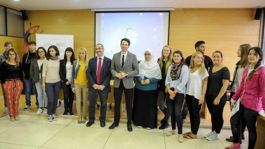 Los alumnos de intercambio junto al vicerrector Virxilio Rodríguez y Manuel Fernández. // Brais Lorenzo