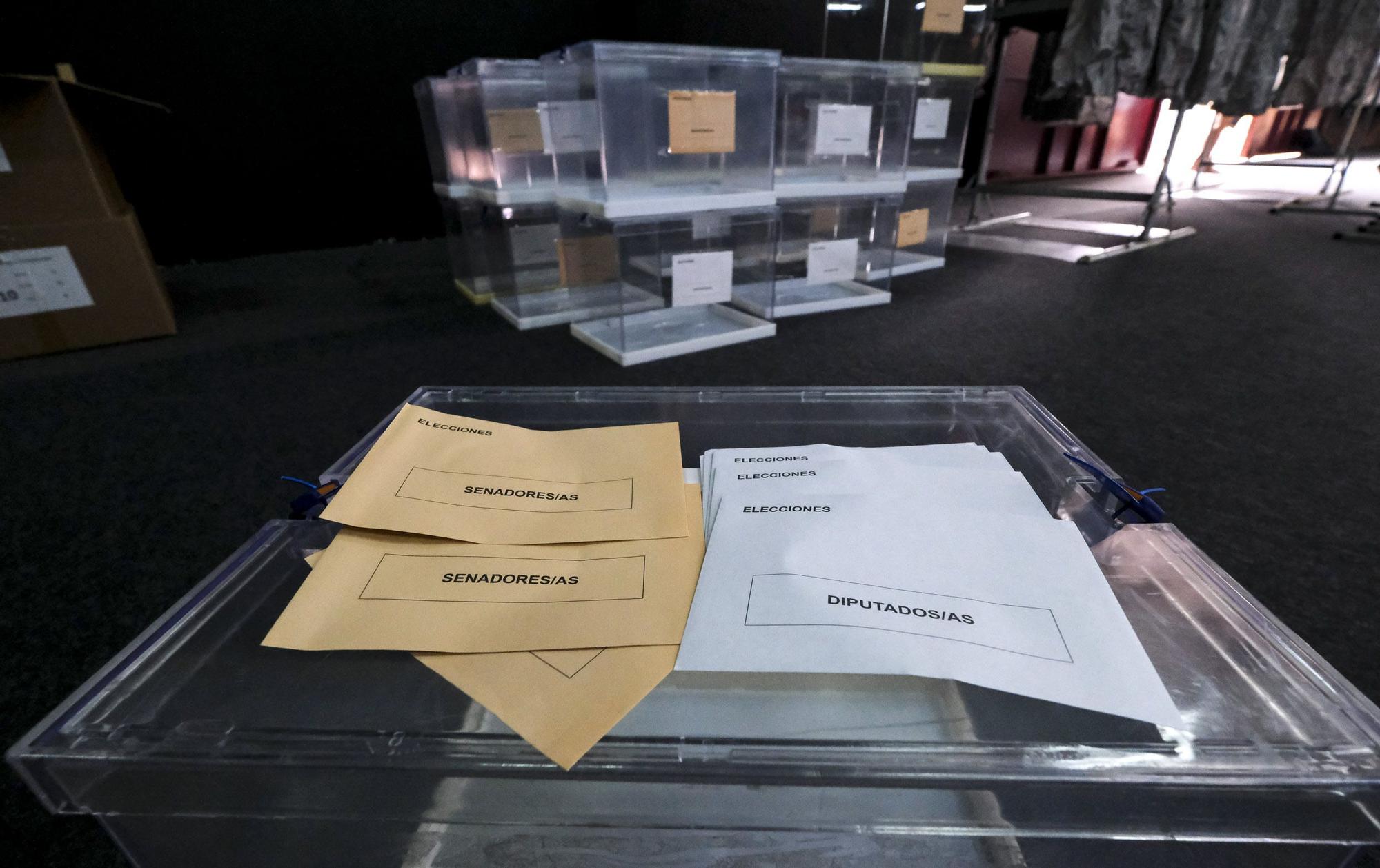 Reparto de las últimas urnas para las elecciones generales en Canarias