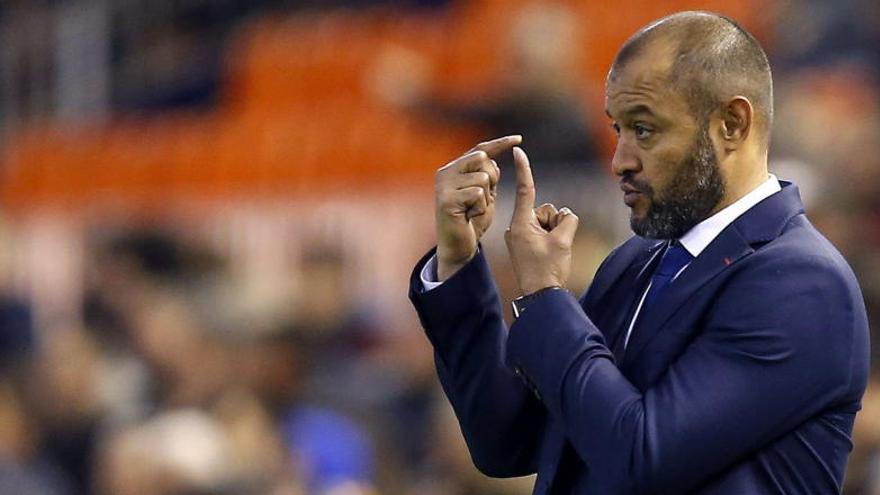 Nuno da instrucciones a sus jugadores durante el partido