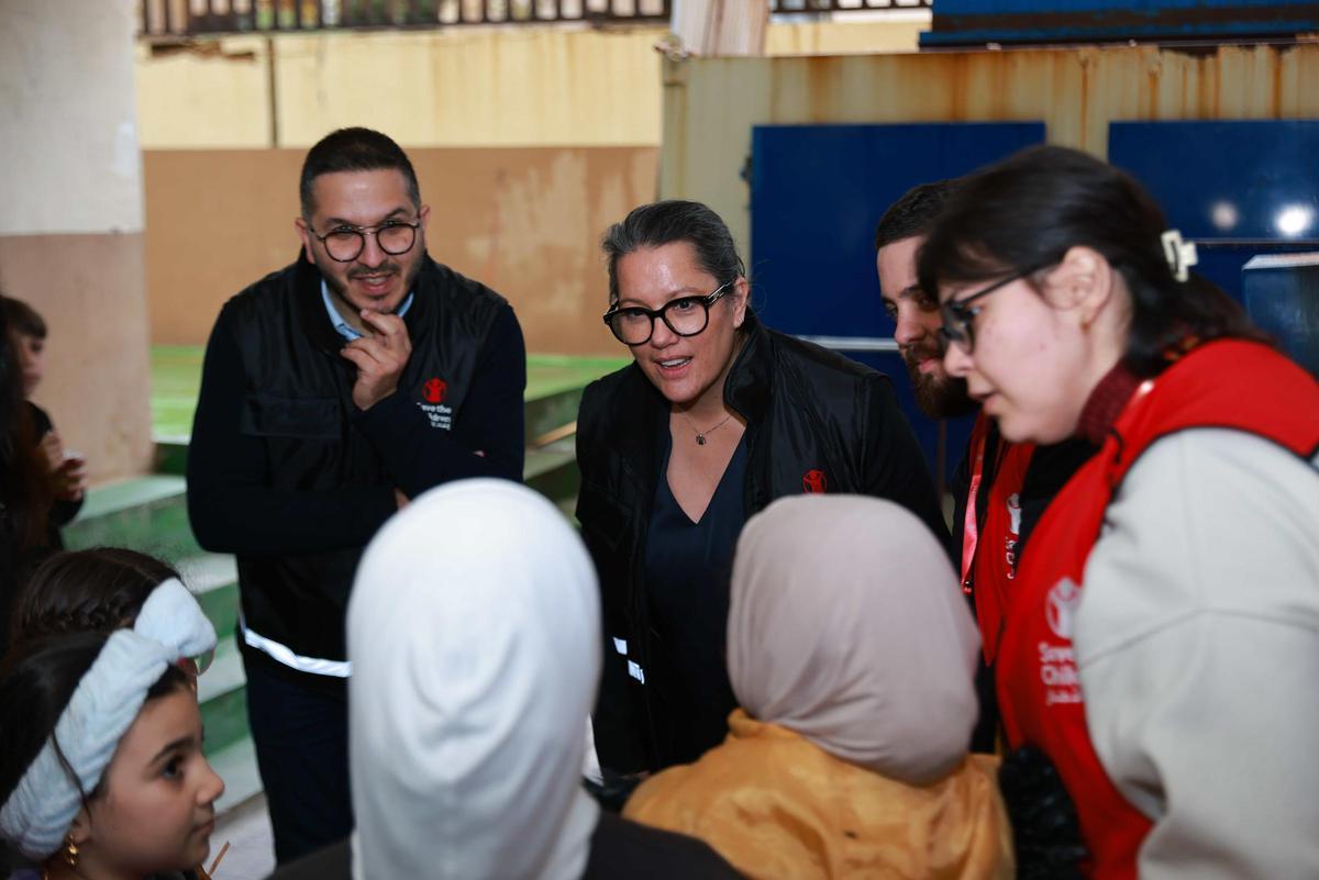 Inger Ashing, directora general de Save the Children Internacional, en su visita a un refugio en Beirut, Líbano, para conocer de primera mano la respuesta y el apoyo de Save the Children a las familias desplazadas.