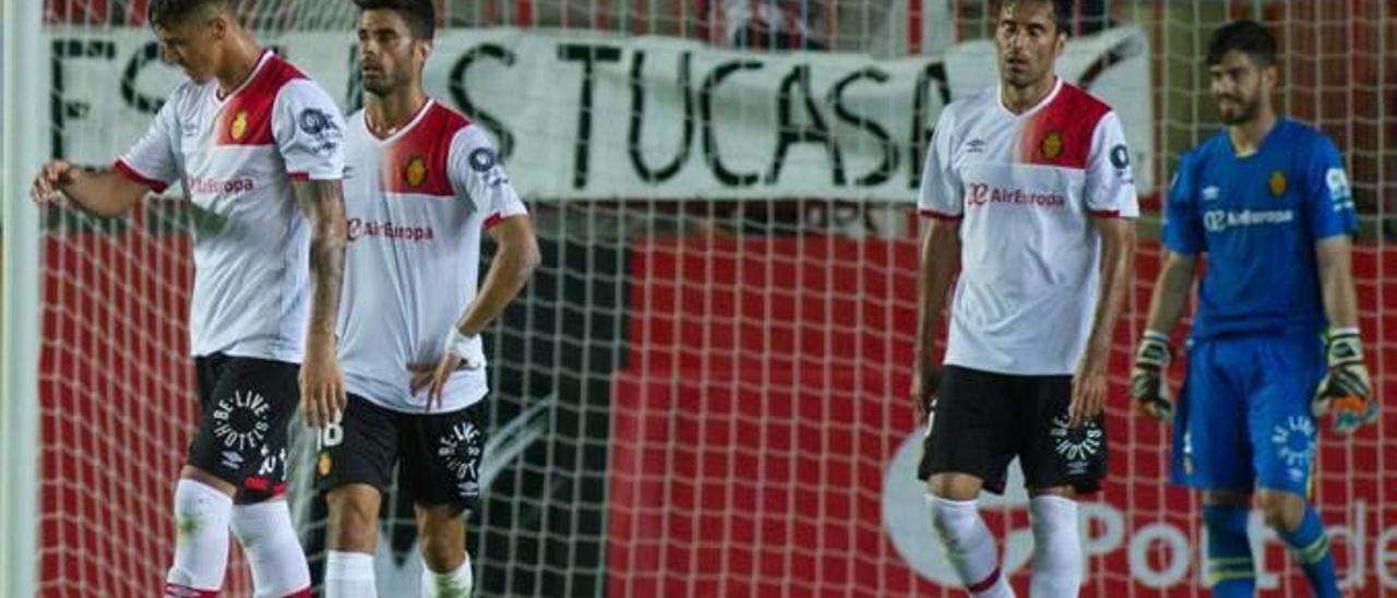 Varios jugadores del Mallorca se lamentan tras encajar un gol en Tarragona.