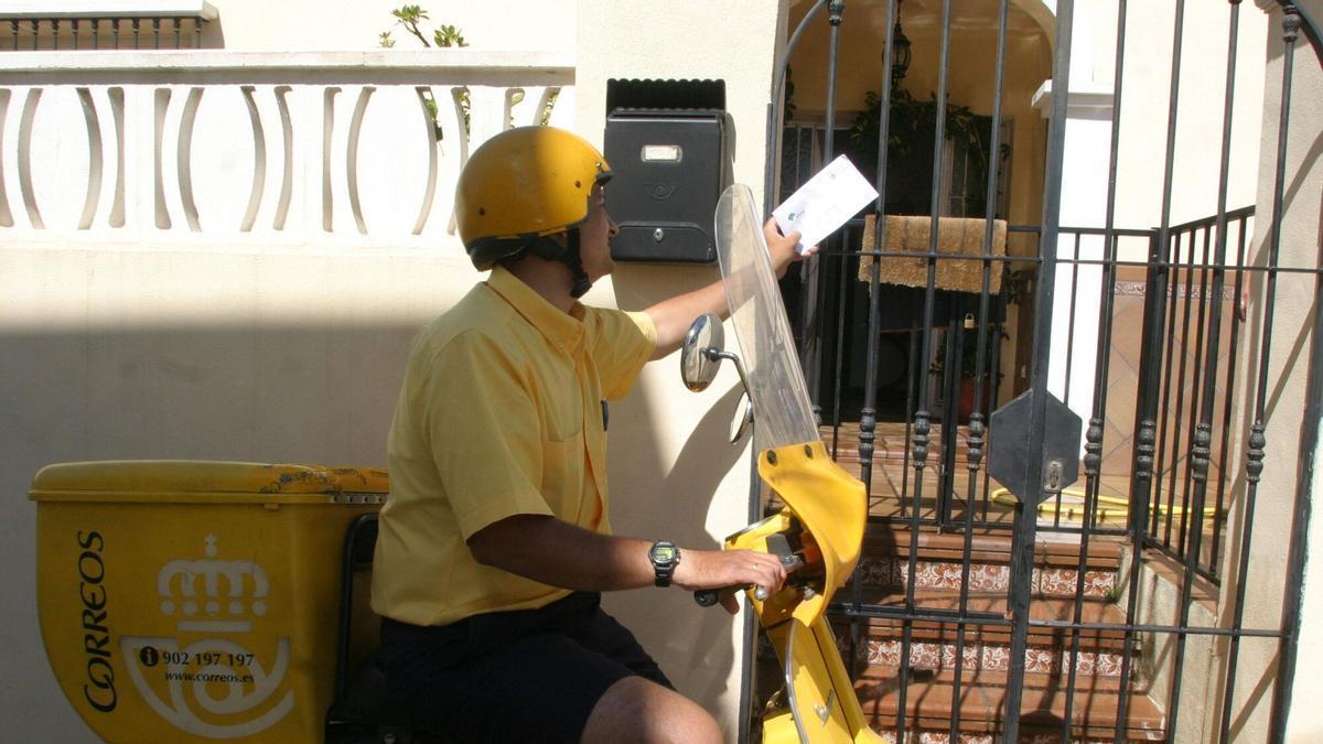 Un cartero de Correos, en una imagen de archivo