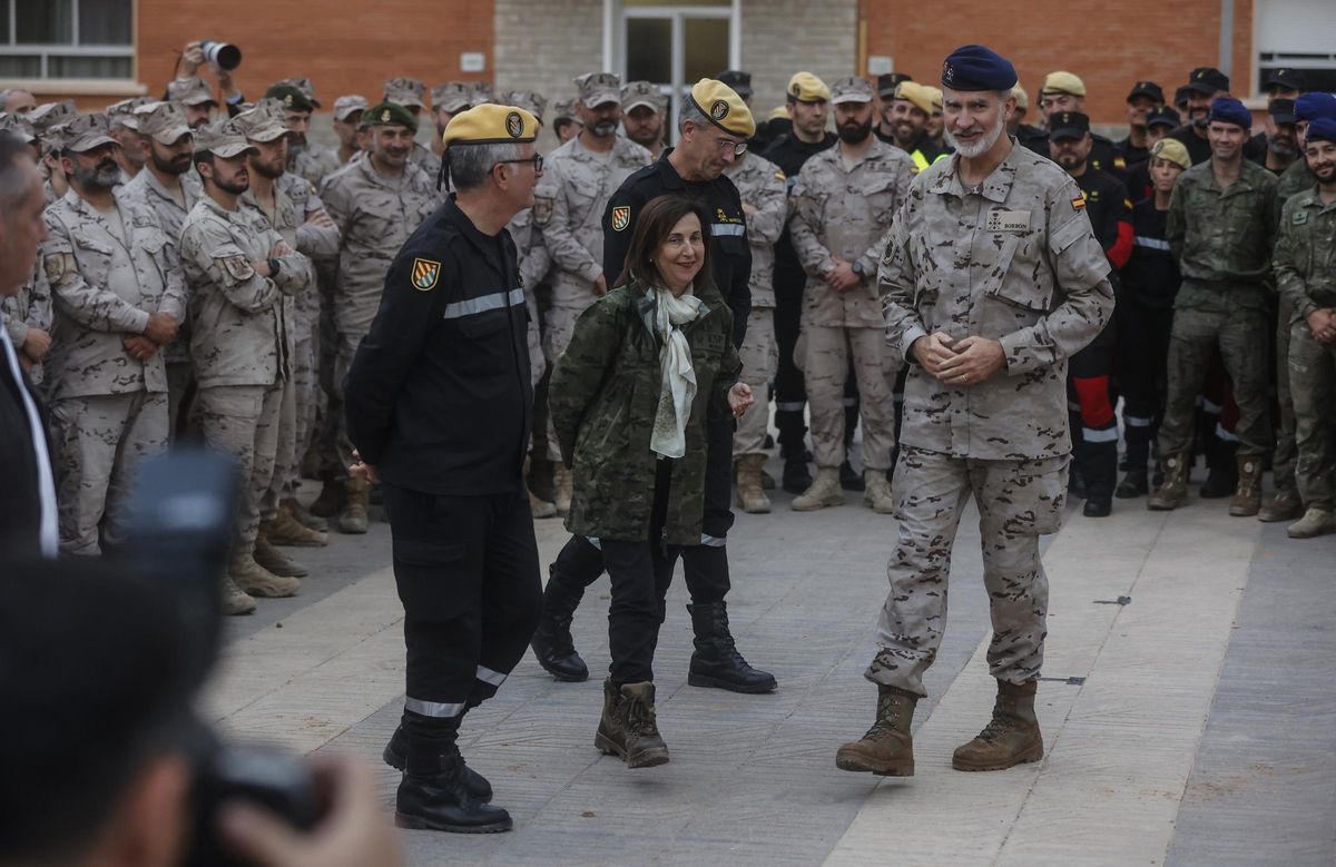 Felipe VI visita las unidades militares desplegadas en Valencia a consecuencia de la DANA