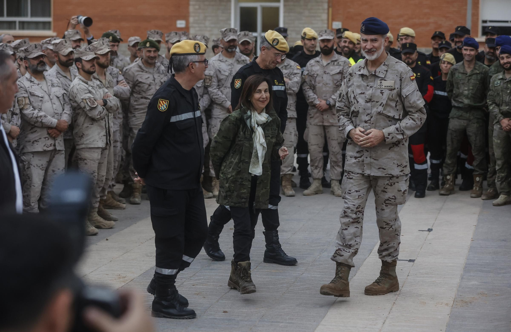 Felipe VI visita las unidades militares desplegadas en Valencia a consecuencia de la DANA