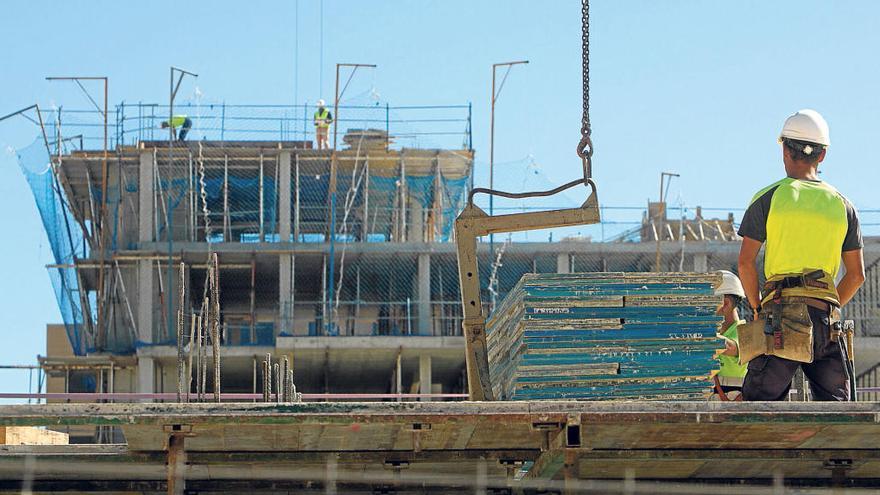 Imagen de trabajadores, en un edificio en construcción.
