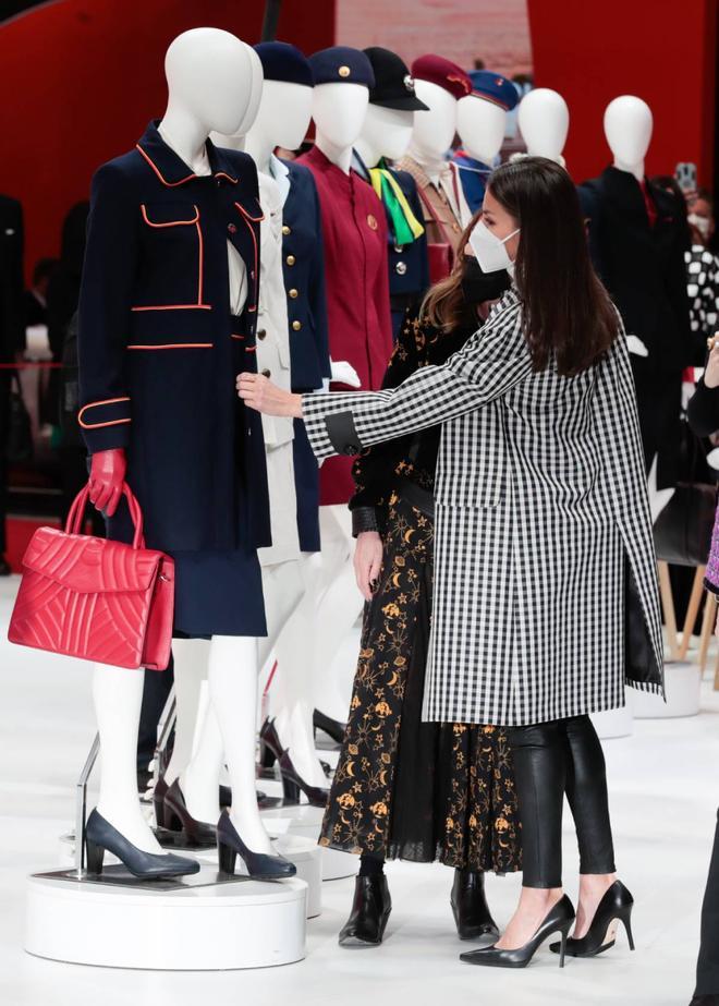 La reina Letizia muestra su interés por los uniformes de Iberia, expuestos en su stand de FITUR