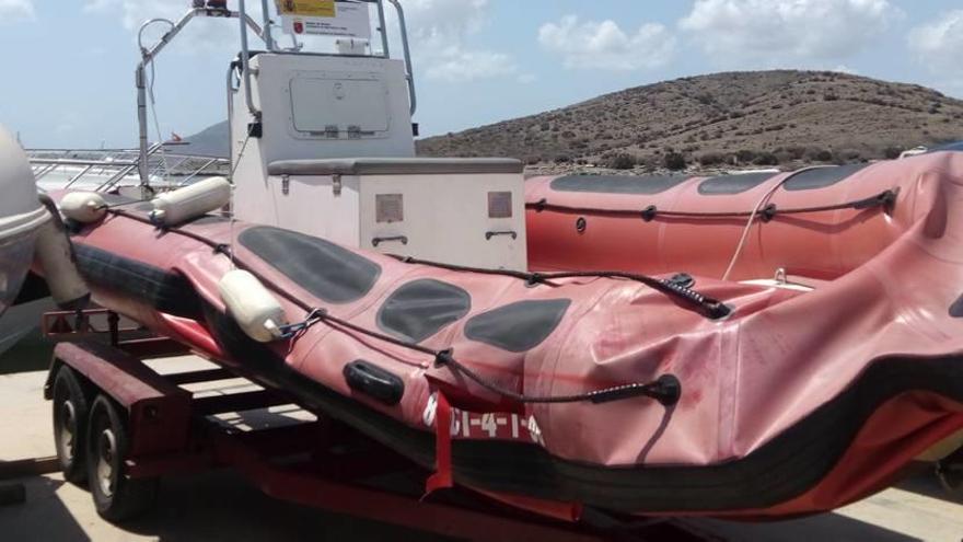 Estado en el que quedó la embarcación mientras hacía labores de vigilancia tras el choque provocado por un barco de recreo.