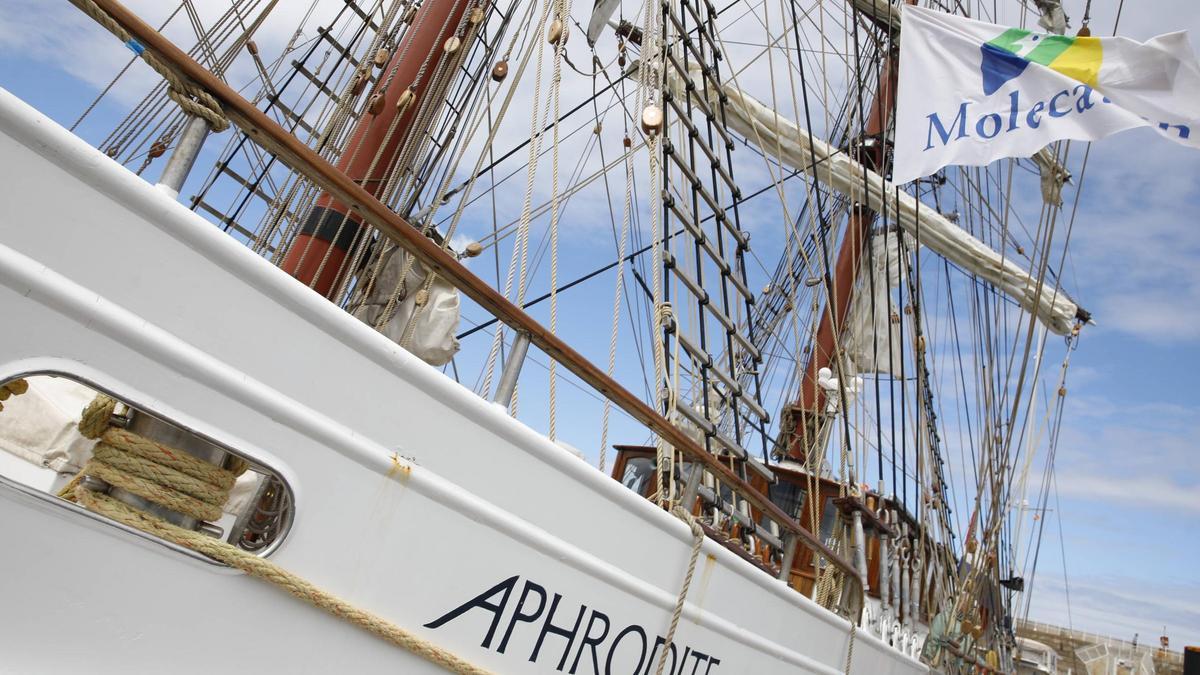 El "Aphrodite", en Gijón: así es el velero de lujo que acapara todas las miradas