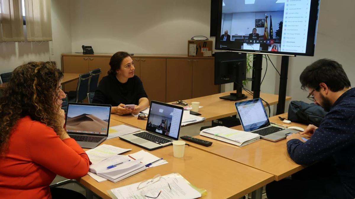 Catalina Solivellas, Pilar Costa y Mateu Malondra, en una reciente reuniÃ³n telemÃ¡tica.