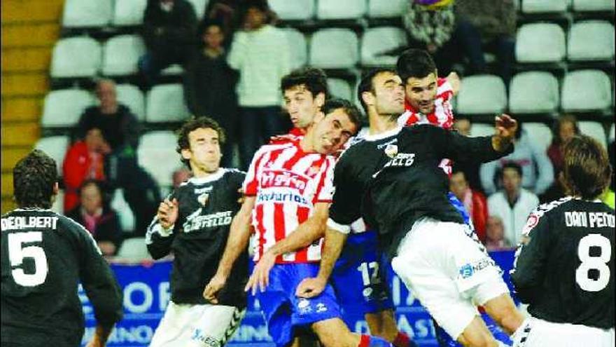 Bilic, Jorge y Neru, intentando rematar entre varios defensas del Castellón en los últimos minutos del partido de ayer en El Molinón.