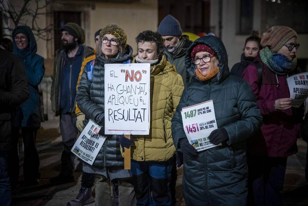 Imatges de la concentració en contra de l'ampliació del polígon de Moià, ahir, durant el ple municipal Imatges de la concentració en contra de l'ampliació del polígon de Moià, ahir, durant el ple municipal