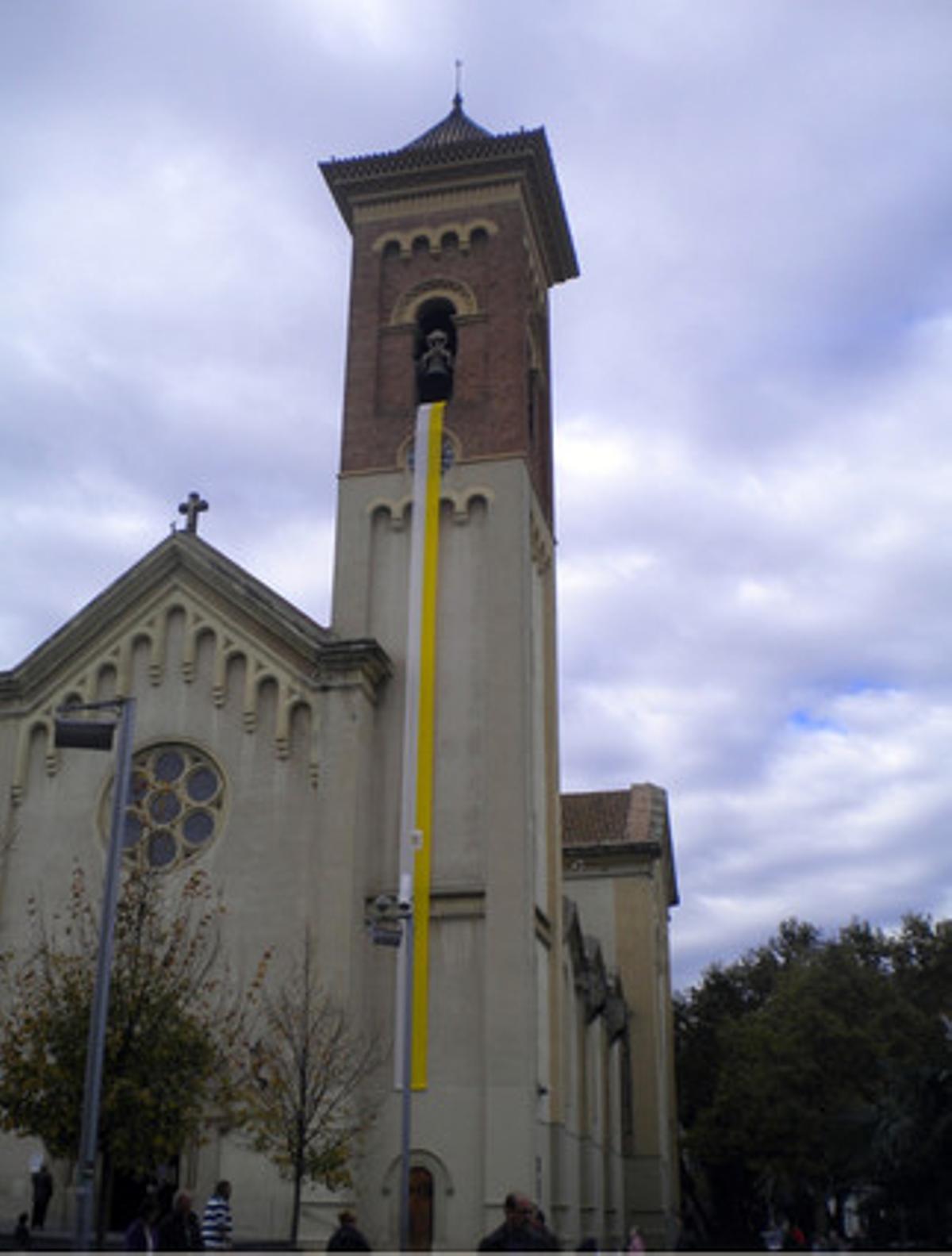 El Vaticà no deixa veure quina hora és. Es diria que el Papa, en vigílies de la visita a Barcelona, no vol que el temps avanci. Això, almenys, és el que interpreto si vull veure quina hora és al rellotge de la torre del campanar de l’església de Sant Martí, de Cerdanyola del Vallès. Una bandera amb els colors del Vaticà amaga més de la meitat de l’esfera, així que els veïns només podem saber l’hora si estem atents a les campanades, però no veure-la. No es pot tenir tot...