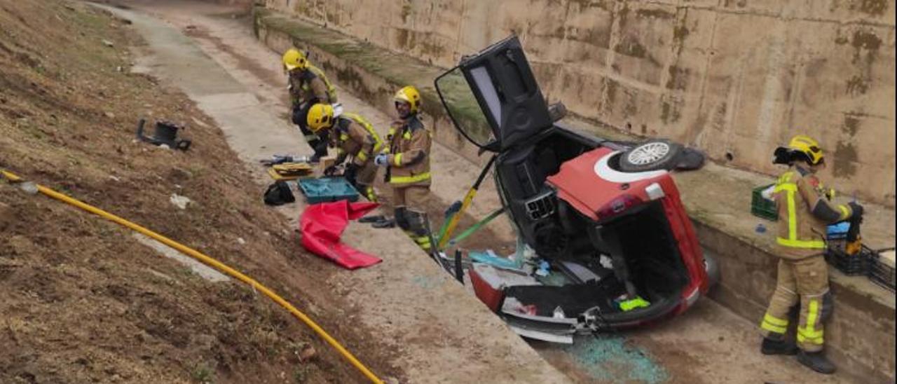 Bombers voluntaris treballant en una excarceració d&#039;una víctima en un accident de trànsit a Sallent