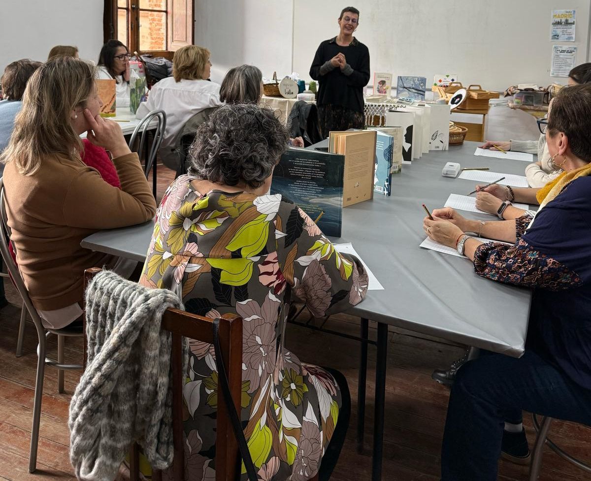 Diana Sanchís imparte el taller "Escrito en hilo".
