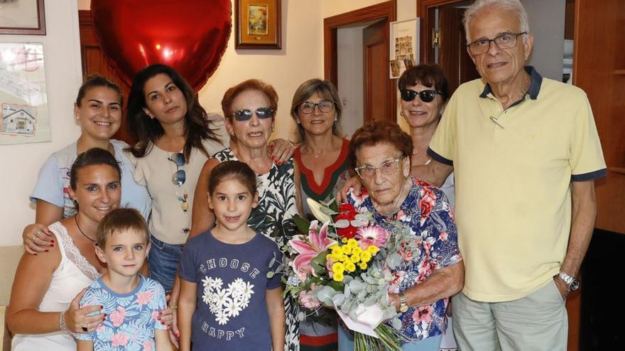 Girona felicita la veïna Concepción Córdova que ha complert 100 anys