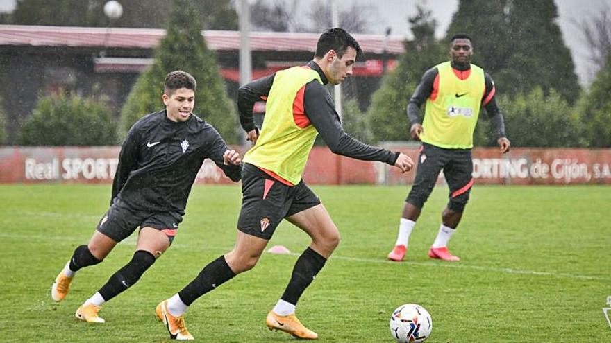 Pedro maneja el balón presionado por Berto y observado por Neftali.