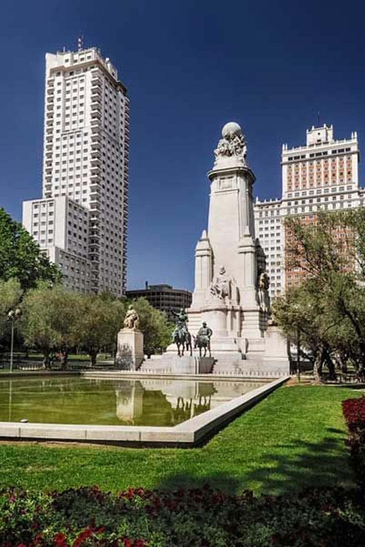 Entre las curiosidades de la Plaza de España se encuentran las estatuas de Cervantes, Don Quijote y Sancho Panza.