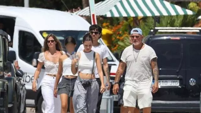 Alejandro Sanz y Stephanie Cayo disfrutan de unas vacaciones familiares en el mar de Mallorca