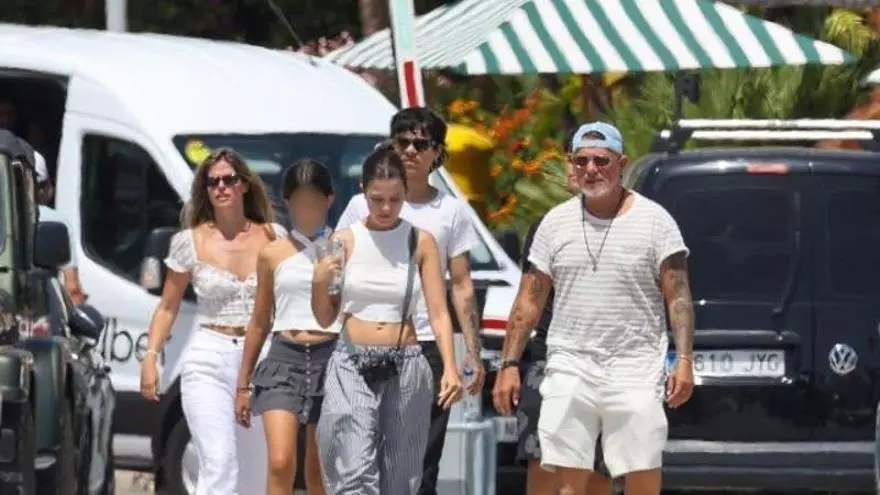 Alejandro Sanz y Stephanie Cayo disfrutan de unas vacaciones familiares en el mar de Mallorca