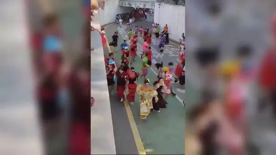Vídeo | Deixen anar nou toros en un municipi d'Alacant mentre desfilaven nens i joves en una cercavila