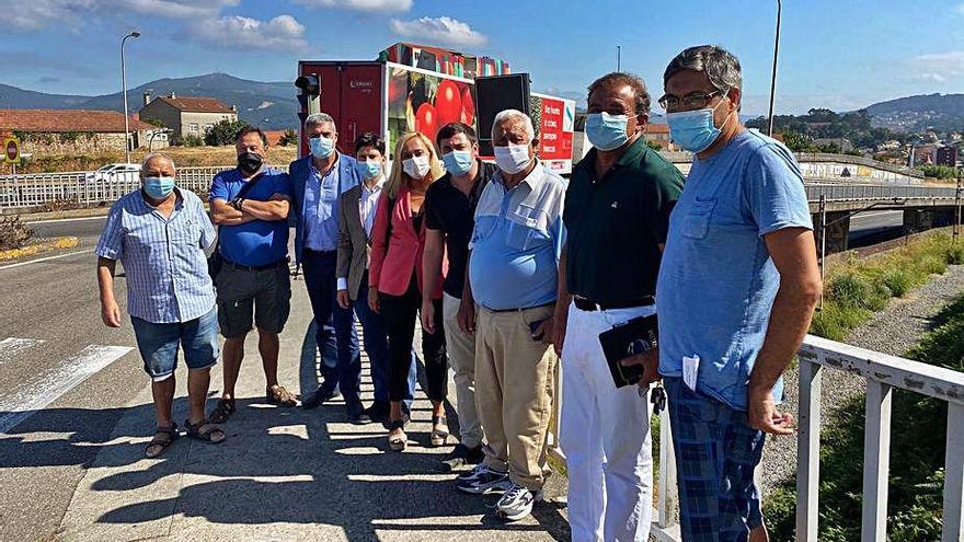 Encuentro de integrantes del PP vigués con los vecinos de Teis.