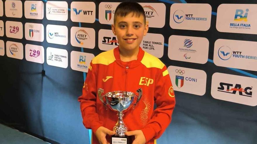 El joven Sasha Malov brilla en el tenis de mesa internacional logrando colgarse el bronce U11