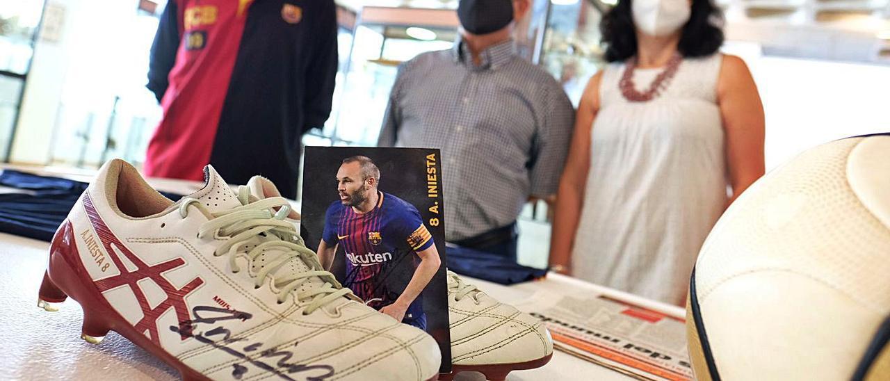 Las botas de fútbol de Iniesta se incorporan a los fondos del Museo del Calzado de Elda junto a las donaciones de Fernando Alonso, Rafa Nadal, Berlanga y el Papa Juan XXIII, entre otros. | ÁXEL ÁLVAREZ