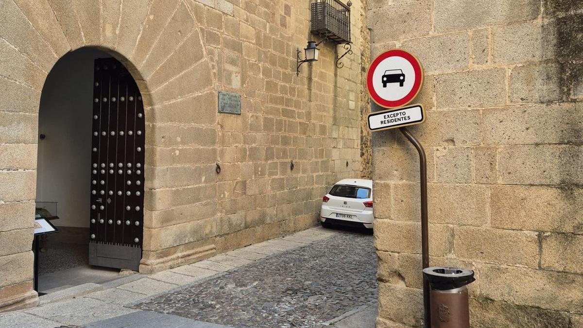 Señal instalada en la calle Amargura de Cáceres.