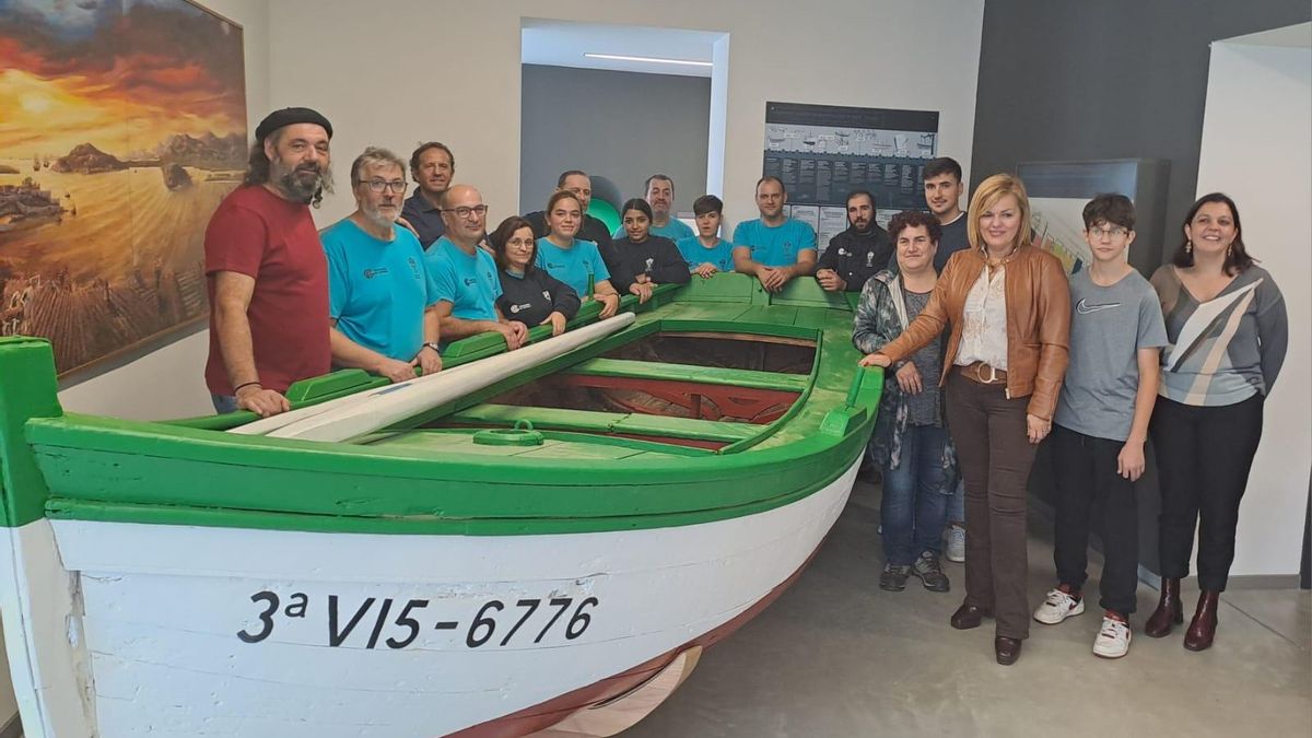 Los alumnos del taller de empleo que restauraron la antigua barca con la alcaldesa, Digna Rivas (3ª dcha.), hoy en Meirande.