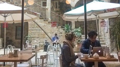 Personas conectadas el wifi de un bar o cafetería