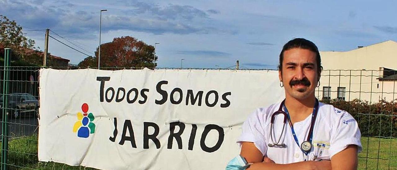 Andrés Fernández, “Andrés Ron”, en el exterior del centro, ante la pancarta de “Todos somos Jarrio”, con la que quiso posar. | Tania Cascudo