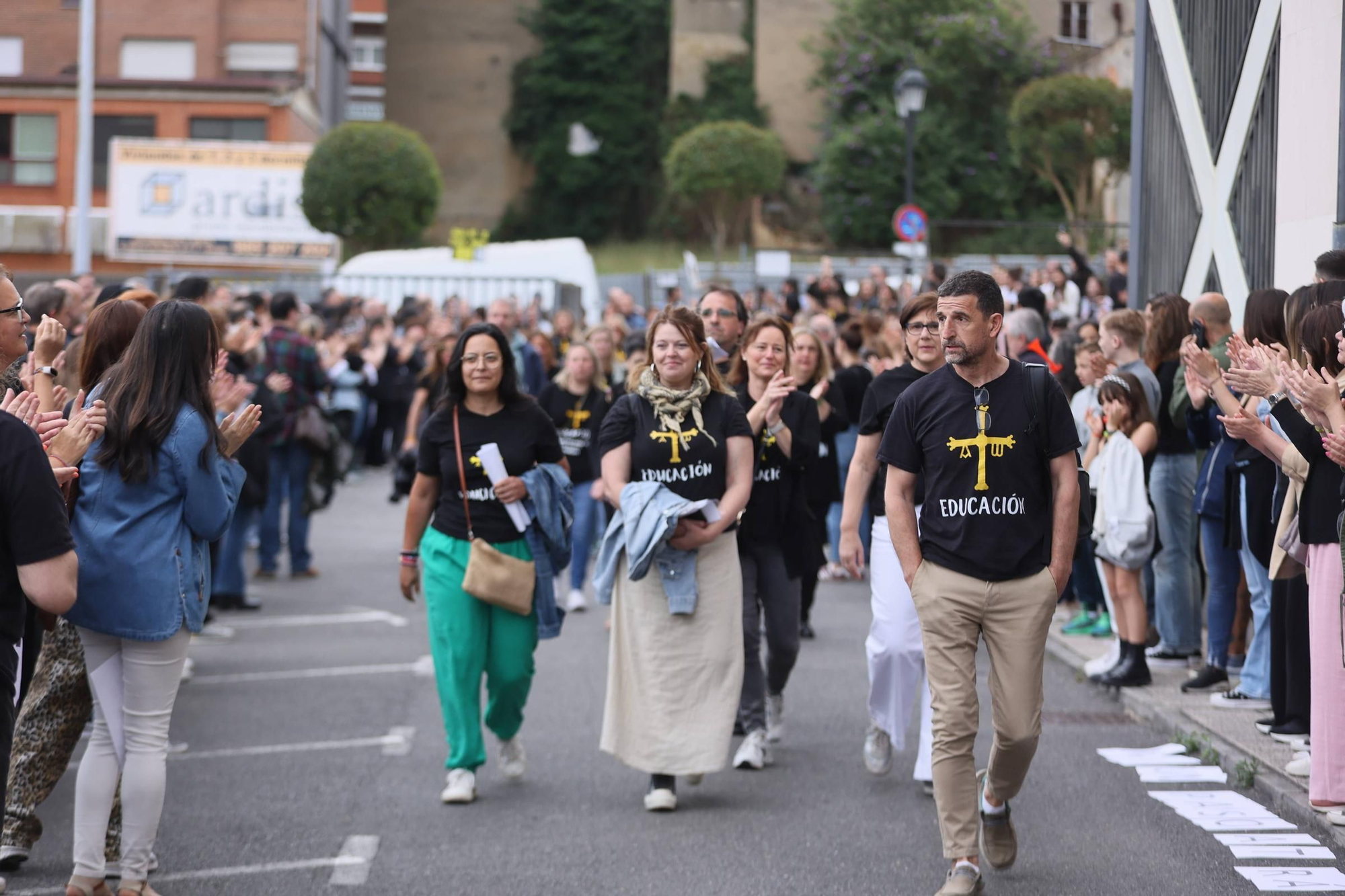 EN IMÁGENES: Concentración de directores de colegio de toda Asturias en el IES La Ería de Oviedo