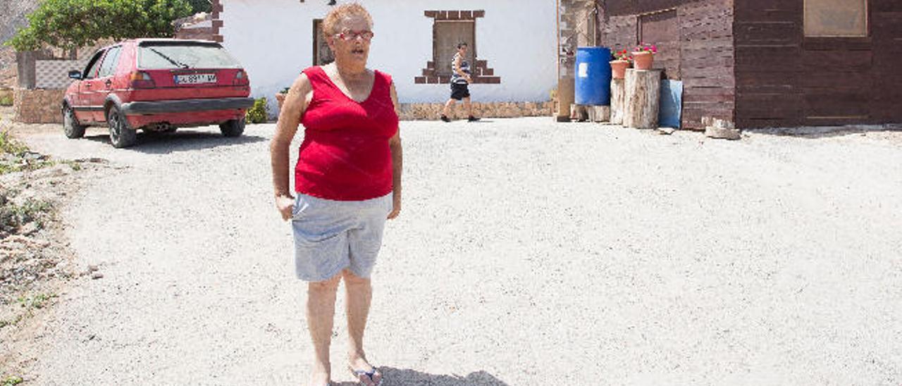 Josefa Hernández Góez, conocida como la abuela de Fuerteventura, delante de su vivienda en Campo Viejo.