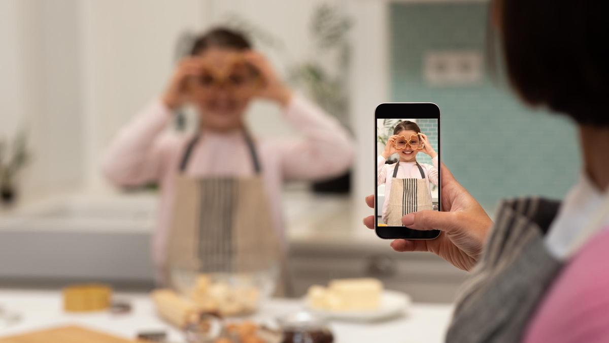 Una madre 'influcencer' graba a su hija mientras cocinan galletas y pasteles, en su casa.