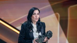 La directora Alauda Ruiz de Azúa recibe el Goya a mejor guión original por su película ´Los domingos´, durante la ceremonia de entrega de los Premios Goya en su 40 edición