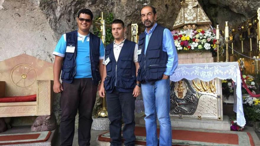 Yesid Montoya, Luis Guillermo Holguín y José Manuel Velázquez, en la cueva con la Santina, ayer.