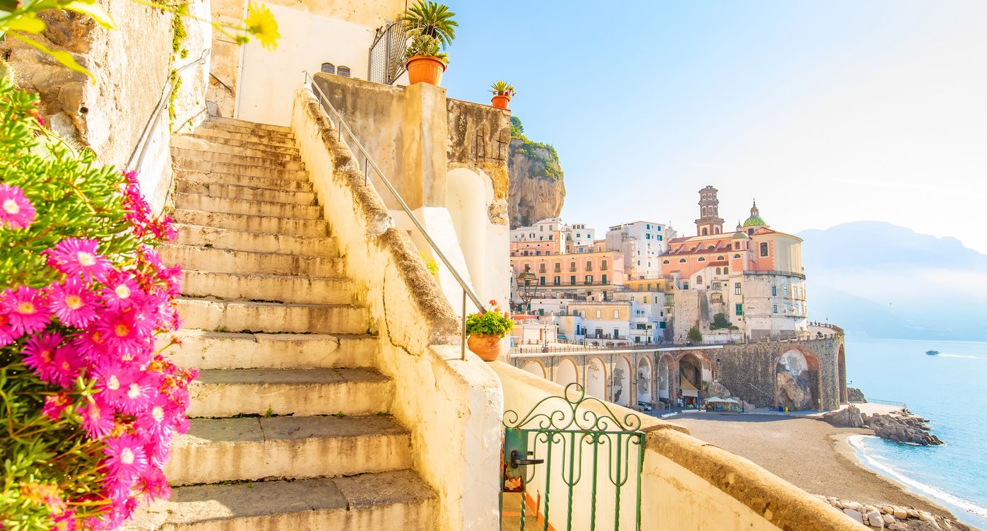 Vista panorámica de la ciudad de Atrani en la costa de Amalfi, Italia.