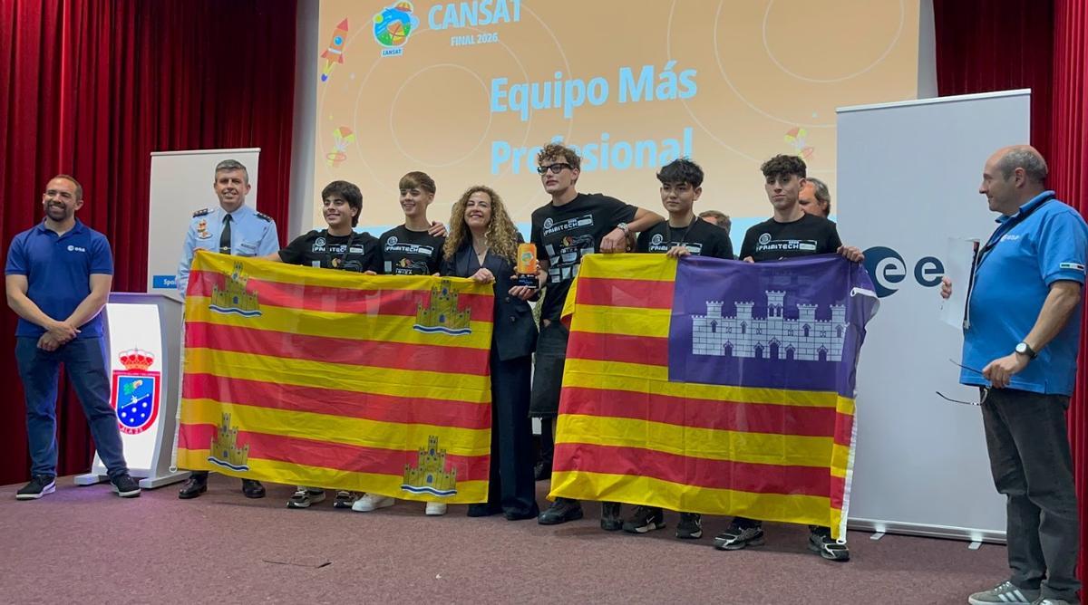 El equipo del IES Balàfia, tras recibir el premio