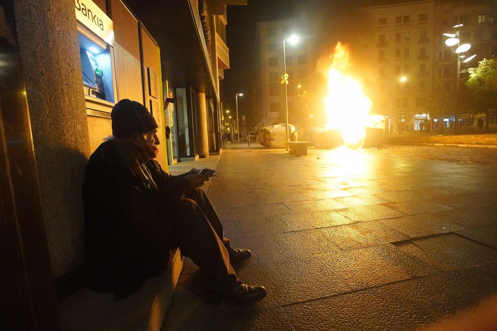 La marxa dels CDRs a Girona acaba amb enfrontaments amb la policia i contenidors cremats