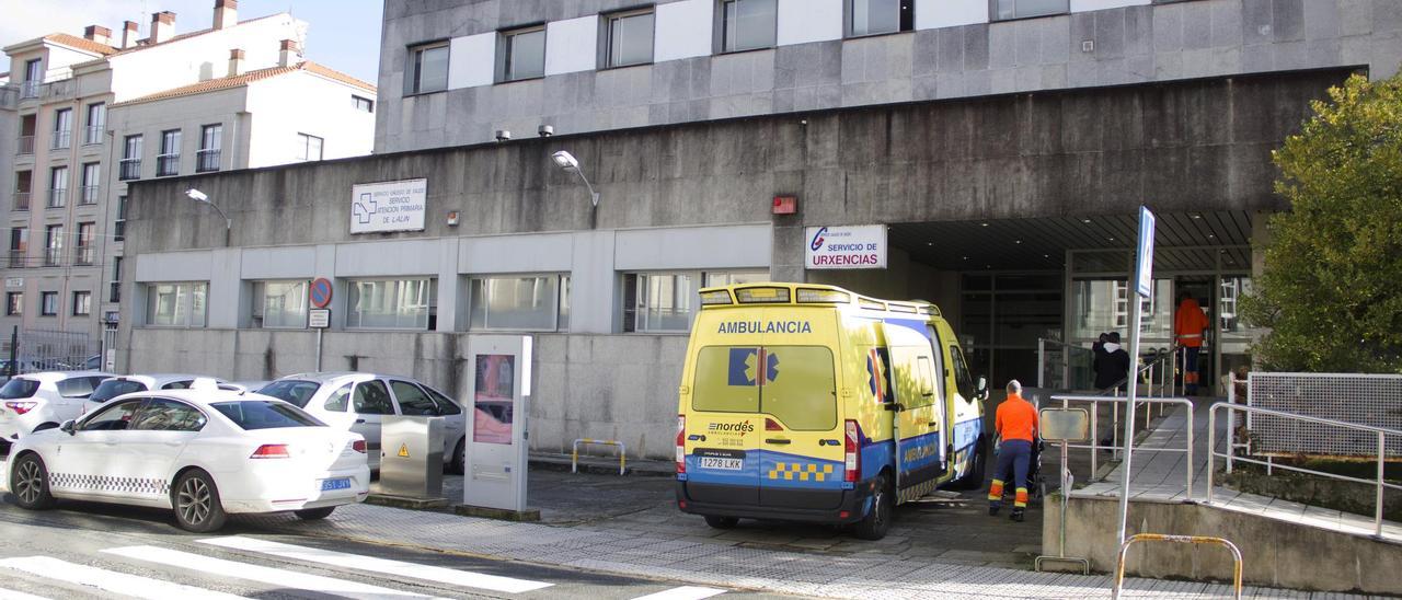 Una ambulancia, ayer, en el acceso principal al ambulatorio y al área de urgencias.
