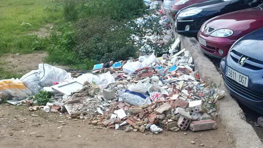 Un vertedero ilegal crece bajo el puente de Peris y Valero